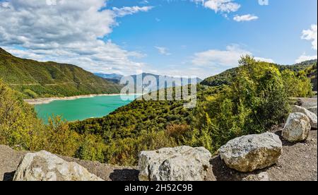 Landschaft des Stausees von Jinvalskoe, Georgien. Vierzig Kilometer nördlich von Tiflis, zwischen den Bergen am Fluss Aragvi, liegt ein unglaublich schönes w Stockfoto