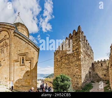 Ananuri Castle, Georgia - 7. Oktober 2018. Komplex am Fluss Aragvi in Georgien, etwa 72 Kilometer von Tiflis entfernt. Stockfoto