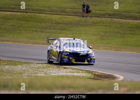 Melbourne, Australien, 6. November 2021. Mark Winterbottom im IRWIN Racing Holden Commodore während der V8 Supercars Sydney SuperNight im Sydney Motorsport Park, am 06. November 2021 in Sydney, Australien. Quelle: Steven Markham/Speed Media/Alamy Live News Stockfoto