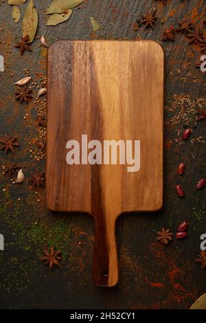 Gewürze Konzept zahlreiche Arten von Gewürzen Macht und Stücke, die auf dem schwarzen Tisch mit anderen Geräten bestreut. Stockfoto