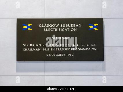 Plakette im Bahnhof Queen Street in der North Hanover Street Glasgow Scotland UK in Bezug auf 40 Jahre Elektrifizierung der Vororte in Glasgow Stockfoto