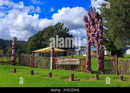 TE Kura o Torere, eine Schule in der Kleinstadt Torere, Neuseeland. Der Zaun der Schule ist mit aufwendigen Maori-Schnitzereien verziert Stockfoto