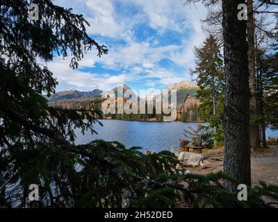 Strbske Pleso See im Herbst mit Berggipfeln und Hotel am See in der Hohen Tatra, Slowakei. Stockfoto