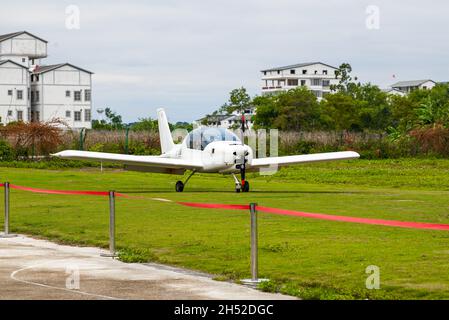 Ein kleines Flugzeug auf der Start- und Landebahn eines zivilen Flughafens bereitet sich auf den Start vor Stockfoto