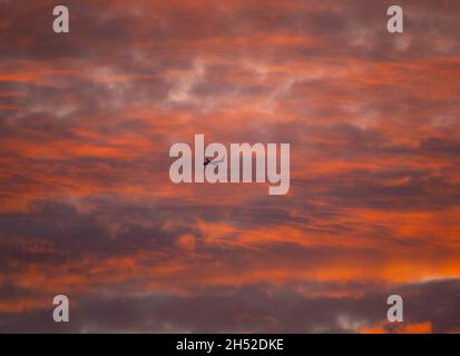 London, Großbritannien. 6. November 2021. Der Flug von Virgin Atlantic aus Bridgetown, Barbados, kommt im Morgengrauen über London an, als er sich dem Flughafen Heathrow nähert. Quelle: Malcolm Park/Alamy Live News. Stockfoto