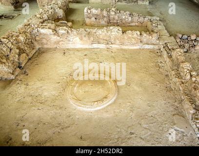 Der so genannte Palast von Nestor ist die primäre Struktur innerhalb einer größeren Siedlung aus der späten Helladic-Ära, die wahrscheinlich einst von einer befestigten Mauer umgeben war. Stockfoto