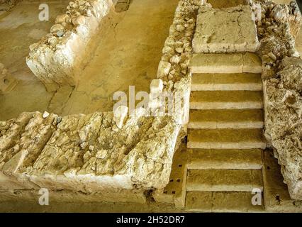 Der so genannte Palast von Nestor ist die primäre Struktur innerhalb einer größeren Siedlung aus der späten Helladic-Ära, die wahrscheinlich einst von einer befestigten Mauer umgeben war. Stockfoto