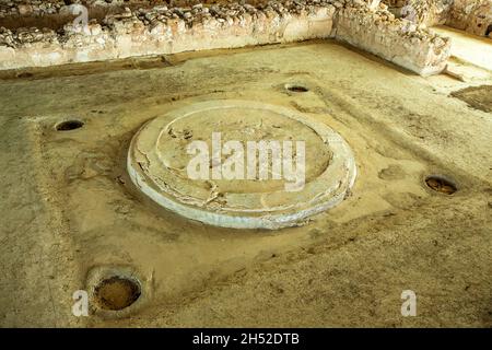 Der so genannte Palast von Nestor ist die primäre Struktur innerhalb einer größeren Siedlung aus der späten Helladic-Ära, die wahrscheinlich einst von einer befestigten Mauer umgeben war. Stockfoto