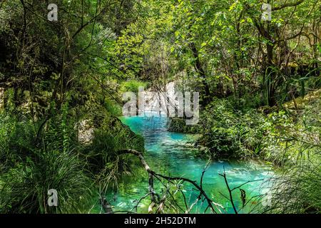 Wasserfälle Polilimnio, Polylimnio - ein Naturschutzgebiet im Südwesten der Halbinsel Peloponnes, Griechenland. Stockfoto