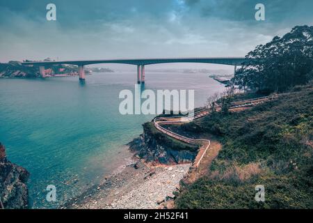 Puente de Los Santos. Die Brücke verbindet Asturien und Galizien. Blick von O Cargadoiro auf Ribadeo, Spanien Stockfoto