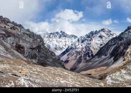 Ein Blick vom Aconcagua Basislager (Plaza de Mulas) an einem sonnigen Tag im Dezember mit den bunten Anden nach dem Schneesturm, Mendoza, Argentinien Stockfoto