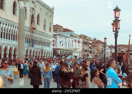 Venedig, Italien - 25. Mai 2019: Überfüllter Platz der europäischen Touristenstadt Sommerzeit Stockfoto