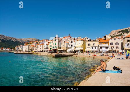 Baska, Kroatien - 4. September 2021. Die südliche Inselstadt Baska auf der Insel Krk in der Gespanschaft Primorje-Gorski Kotar im Westen Kroatiens Stockfoto
