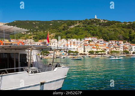 Die südliche Inselstadt Baska auf der Insel Krk in der Gespanschaft Primorje-Gorski Kotar im Westen Kroatiens. Die Kirche des heiligen Johannes des Täufers ist auf dem Hügel zu sehen Stockfoto