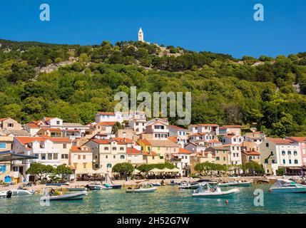 Die südliche Inselstadt Baska auf der Insel Krk in der Gespanschaft Primorje-Gorski Kotar im Westen Kroatiens. Die Kirche des heiligen Johannes des Täufers ist auf dem Hügel zu sehen Stockfoto