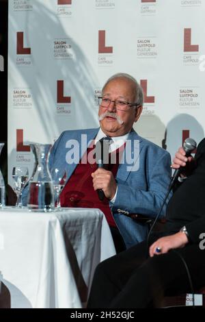 Wiggerl Hagn auf der Bühne. Am 05.11.21 fand im Café Luitpold, in München, die Akademie der Muße statt. Zu Gast war der ehemalige Wiesn Wirt Wiggerl Hagn. Anselm Bilgri und Dr. Nikolaus Birkl sprachen mit ihm über Gelassenheit. * Wiggerl Hagn auf der Bühne. Am 5. november 2021 fand die Akademie der Freizeit im Cafe Luitpold in München statt. Gast war der ehemalige Wiesn-Restaurantbesitzer Wiggerl Hagn. Anselm Bilgri und Dr. Nikolaus Birkl sprachen mit ihm über Gelassenheit. (Foto: Alexander Pohl/Sipa USA) Quelle: SIPA USA/Alamy Live News Stockfoto