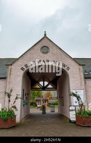 Braemar, Schottland - 17. Oktober 2021: Der Eingang zu den Braemar Mews in den Cairngorms von Schottland Stockfoto