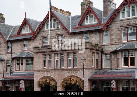 Braemar, Schottland- 17. Okt 2021: Das Fife Arms Hotel in Braemar in den Cairngorms von Schottland Stockfoto