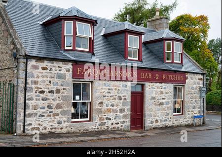 Braemar, Schottland - 17. Okt 2021: Farquharsons Bar & Kitchen in den Cairngorms of Scotland Stockfoto