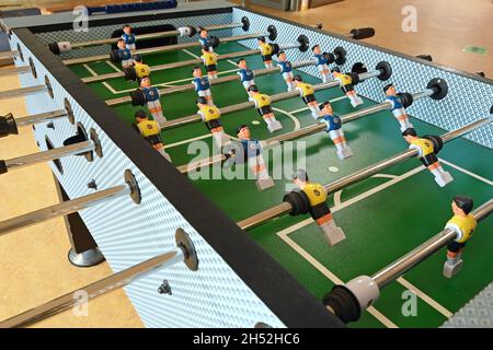 Tischkicker während einer Spielpause Stockfoto