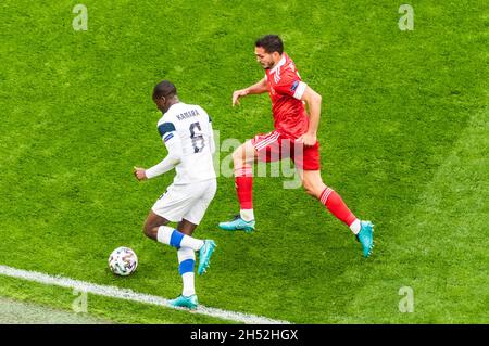 Sankt Petersburg, Russland – 16. Juni 2021. Der Mittelfeldspieler der russischen Fußballnationalmannschaft Magomed Ozdoyev gegen den finnischen Mittelfeldspieler Glen Kamara während DER EM Stockfoto