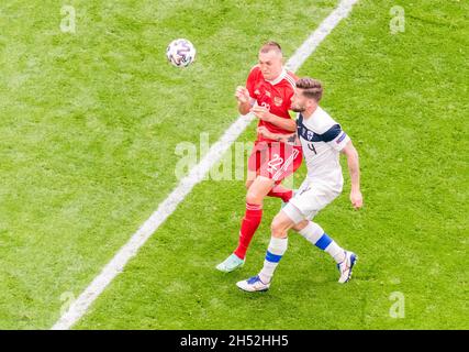 Sankt Petersburg, Russland – 16. Juni 2021. Der Stürmer der russischen Fußballnationalmannschaft Artem Dzyuba und die finnische Verteidigerin Joona Toivio bei DER EM 2020 Stockfoto