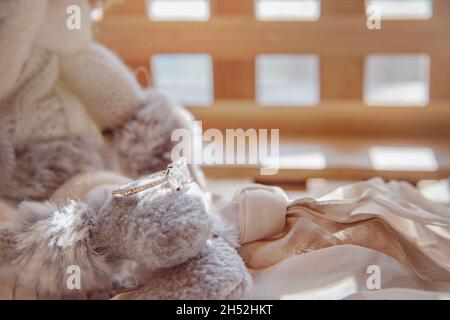Nahaufnahme des eleganten Diamantrings auf grauem Schal-Hintergrund. Luxus Diamanten Schmuck Accessoire. „I Love You Darling“-Konzept. Stockfoto