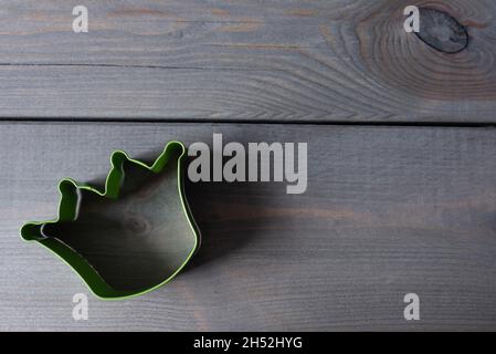 Ausstechform Krone auf Holzhintergrund Stockfoto