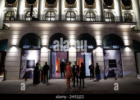 Berlin, Deutschland. November 2021. Außenansicht der BVLGARI Cocktail Party in der Alhambra am Kurfürstendamm. Quelle: Gerald Matzka/dpa/Alamy Live News Stockfoto