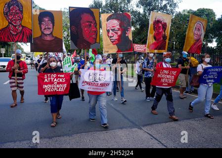 Quezon City, Philippinen. November 2021. 6. November 2021, Quezon City, National Capital Region, Philippinen: Umweltgruppen veranstalteten ebenfalls eine Protestaktion als Reaktion auf die COP26 und zur Teilnahme am Weltklimamarsch, der gestern am 05. November 2021 stattfand. Die Gruppen marschieren 1,5 km auf dem Gelände der Universität der Philippinen in Quezon City. (Bild: © George Buid/ZUMA Press Wire) Bild: ZUMA Press, Inc./Alamy Live News Stockfoto