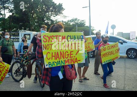 Quezon City, Philippinen. November 2021. 6. November 2021, Quezon City, National Capital Region, Philippinen: Umweltgruppen veranstalteten ebenfalls eine Protestaktion als Reaktion auf die COP26 und zur Teilnahme am Weltklimamarsch, der gestern am 05. November 2021 stattfand. Die Gruppen marschieren 1,5 km auf dem Gelände der Universität der Philippinen in Quezon City. (Bild: © George Buid/ZUMA Press Wire) Bild: ZUMA Press, Inc./Alamy Live News Stockfoto