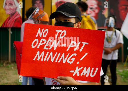 Quezon City, Philippinen. November 2021. 6. November 2021, Quezon City, National Capital Region, Philippinen: Umweltgruppen veranstalteten ebenfalls eine Protestaktion als Reaktion auf die COP26 und zur Teilnahme am Weltklimamarsch, der gestern am 05. November 2021 stattfand. Die Gruppen marschieren 1,5 km auf dem Gelände der Universität der Philippinen in Quezon City. (Bild: © George Buid/ZUMA Press Wire) Bild: ZUMA Press, Inc./Alamy Live News Stockfoto