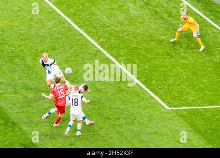 Sankt Petersburg, Russland – 16. Juni 2021. Die russische Fußballnationalmannschaft Stürmer Aleksei Mirantschuk in Aktion während DER EM 2020 Spiel Finnland gegen Russland ( Stockfoto