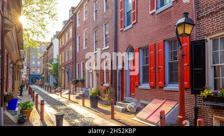 Die historische Altstadt von Philadelphia, Pennsylvania. Elfreth's Alley, die als die älteste Wohnstraße des Landes bezeichnet wird, stammt aus dem Jahr 1702 Stockfoto