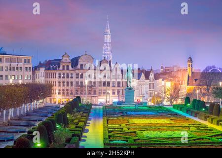 Brüsseler Stadtbild von Monts des Arts bei Dämmerung in Belgien Stockfoto