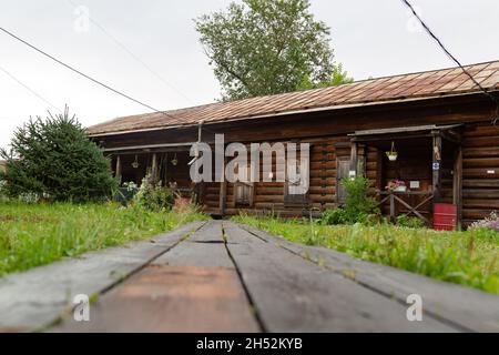 Irkutsk, Russland - 30. Juli 2021, Haus des Nachlasses der Dezembrist-Revolutionär. Redaktionell. Stockfoto