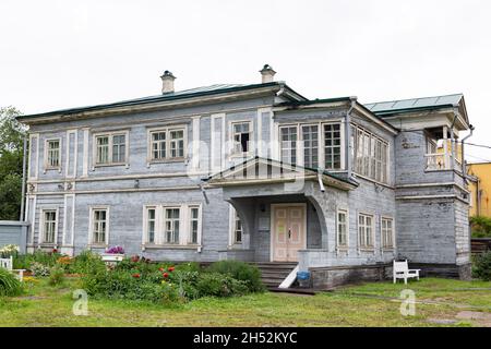 Irkutsk, Russland - 30. Juli 2021, Haus des Nachlasses des Dezembristen Revolutionär. Redaktionell. Stockfoto