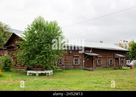 Irkutsk, Russland - 30. Juli 2021, Nachlasshaus des Dekembrist-Revolutionärs. Redaktionell. Stockfoto