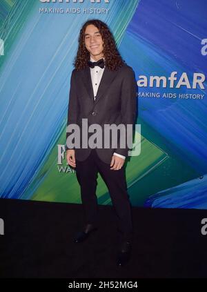 WEST HOLLYWOOD, CA - 04. NOVEMBER: Jackson Myles kommt am 04. November 2021 zur amfAR Gala Los Angeles 2021 im Pacific Design Center in West Hollywood, Kalifornien, an. Stockfoto