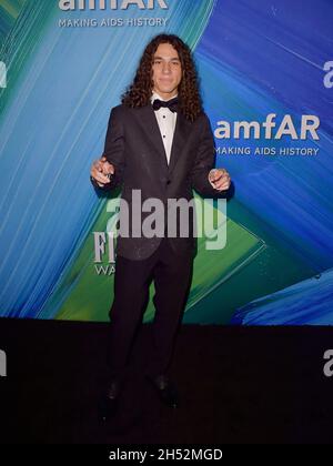 WEST HOLLYWOOD, CA - 04. NOVEMBER: Jackson Myles kommt am 04. November 2021 zur amfAR Gala Los Angeles 2021 im Pacific Design Center in West Hollywood, Kalifornien, an. Stockfoto