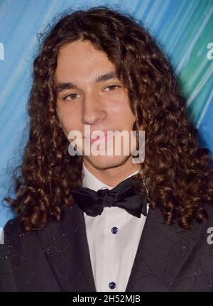 WEST HOLLYWOOD, CA - 04. NOVEMBER: Jackson Myles kommt am 04. November 2021 zur amfAR Gala Los Angeles 2021 im Pacific Design Center in West Hollywood, Kalifornien, an. Stockfoto