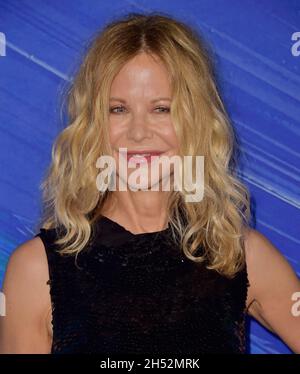 WEST HOLLYWOOD, CA - 04. NOVEMBER: MEG Ryan kommt am 04. November 2021 zur amfAR Gala Los Angeles 2021 im Pacific Design Center in West Hollywood, Kalifornien, an. Stockfoto