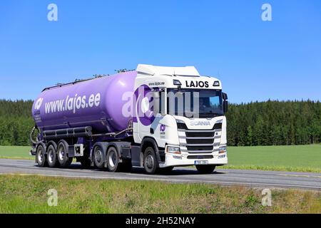 Weißer Scania R450 Semi-Tank-LKW von Lajos für Bulk-Transport auf dem Highway 2 im Sommer, blauer Himmel Hintergrund. Jokioinen, Finnland. 15. Juni 2020. Stockfoto