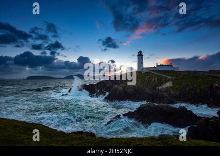Sonnenaufgang am Fanad Lighthouse am Fanad Head in der Grafschaft Donegal, Irland Stockfoto