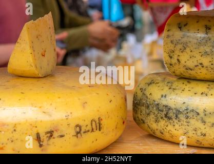 Niederlande. Bauernmarkt in Amsterdam. Große Köpfe von holländischem Käse Stockfoto