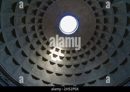 Das Innere des römischen Pantheons, Blick auf die Kuppel mit dem Auge in der Mitte Stockfoto