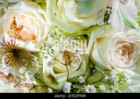 Blumenstrauß mit Rosenblüten und Alstroemeria aus nächster Nähe. Stockfoto