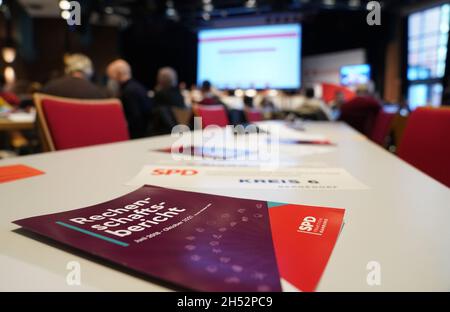 Hamburg, Deutschland. November 2021. Die Delegierten sitzen während der Landesparteikonferenz der SPD Hamburg im Bürgerhaus Wilhelmsburg. Die SPD wählt einen neuen Vorstand. In Zukunft soll die Partei von einer doppelten Führung geführt werden. Kredit: Marcus Brandt/dpa/Alamy Live Nachrichten Stockfoto