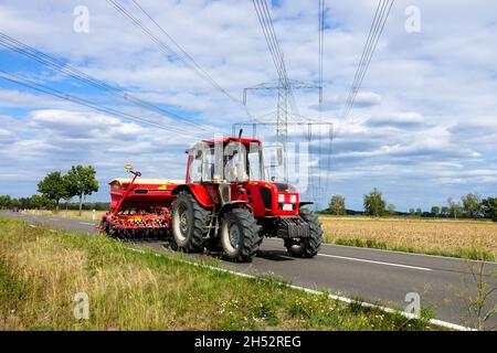 Saatbohrmaschine Traktor landwirtschaftliche Maschine Deutschland Bauernhof und Landstraße Balg Powerlines Stockfoto