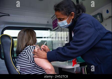 Datchet, UK. November 2021. Eine mobile NHS-Impfung auf dem Wheels Van war in Datchet, wo Patienten entweder ihre Covid-19-Impfung oder ihre Covid-19-Auffrischungsimpfung erhalten konnten. Diejenigen, die in Frage kommen, können nun fünf Monate nach der zweiten Covid-19-Impfung ihre Auffrischungsjabs erhalten, anstatt sechs Monate warten zu müssen. Quelle: Maureen McLean/Alamy Live News Stockfoto